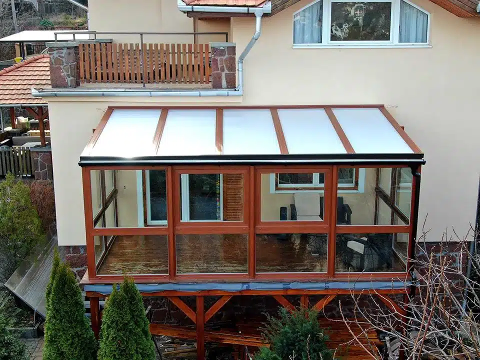 Polikarbonát erkély üveg helyett: hőszigetelt télikert megoldások